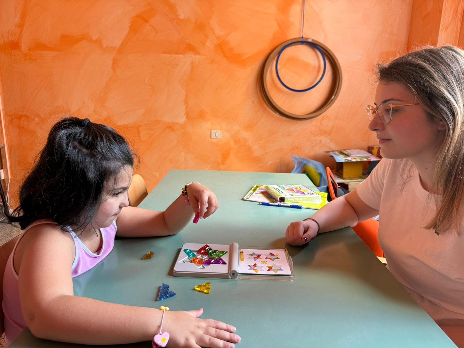 Aurora Galgano con una bambina durante un'attivita educativa