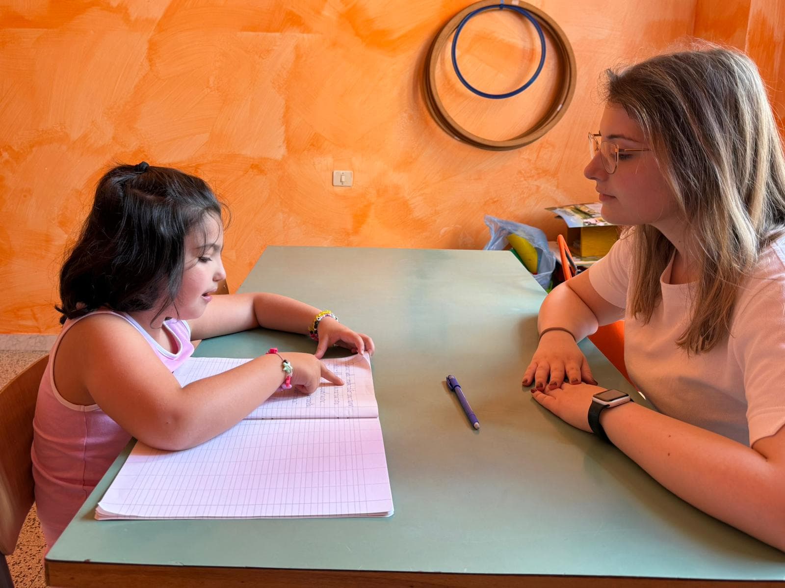Aurora Galgano segue una bambina in un'attivita di scrittura