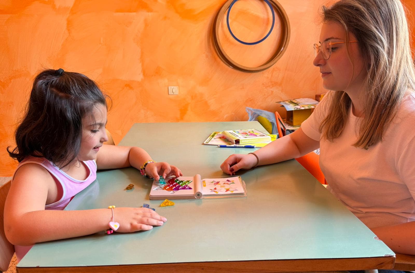 Aurora Galgano con una bambina durante un'attivita educativa