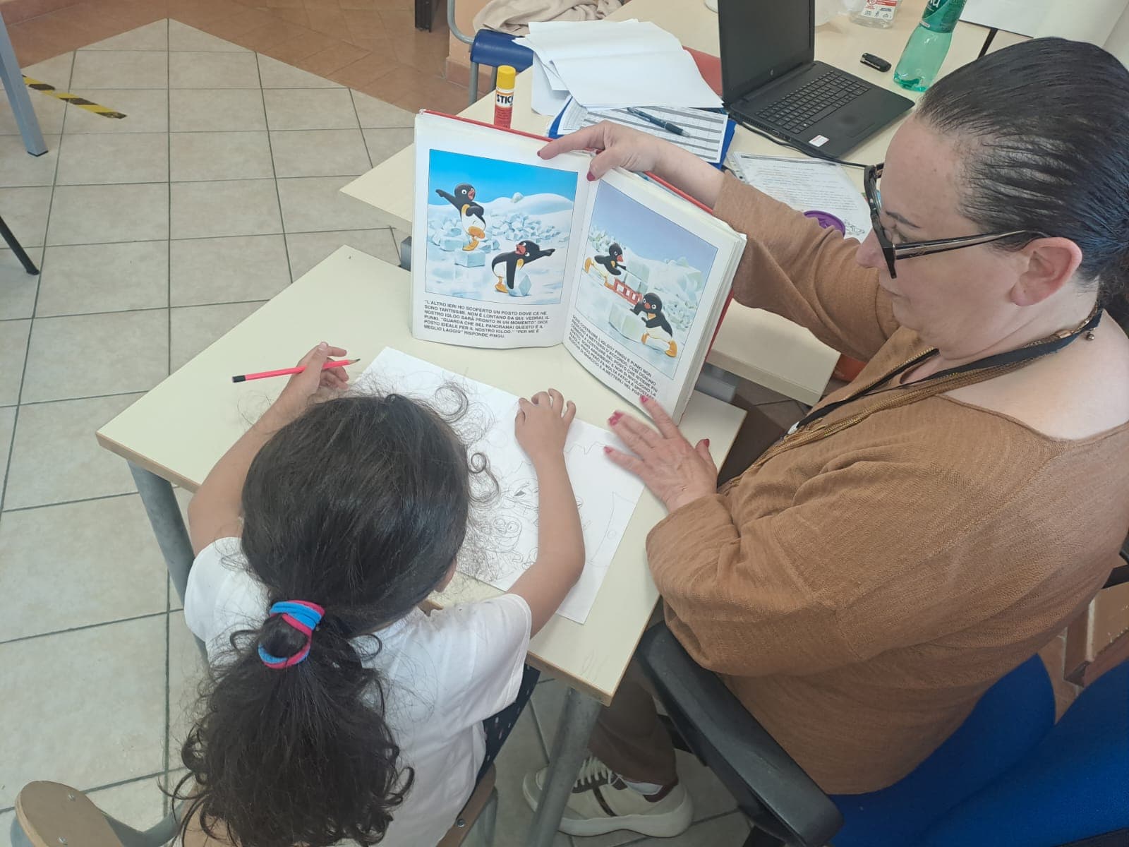 Lucia Rega legge un libro con una bambina