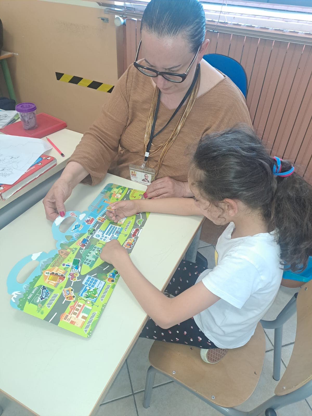 Lucia Rega con una bambina durante un'attivita educativa
