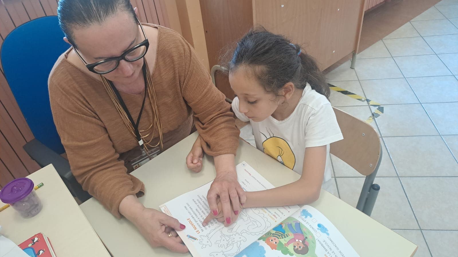 Lucia Rega con una bambina durante un'attivita educativa